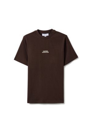 Braunes Baumwoll-T-Shirt mit Rundhalsausschnitt und kurzen Ärmeln. Auf der Vorderseite befindet sich ein kleiner weißer Aufdruck mit der Aufschrift "COFFEE ADDICTED".