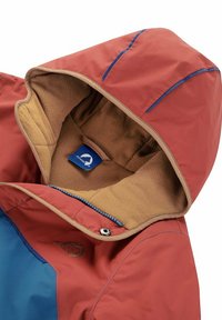 Rote und blaue Jacke mit einer fleecegefütterten Kapuze, beigem Innenfutter und kontrastierenden Nähten. Verfügt über ein Markenlabel und einen Druckknopfverschluss.
