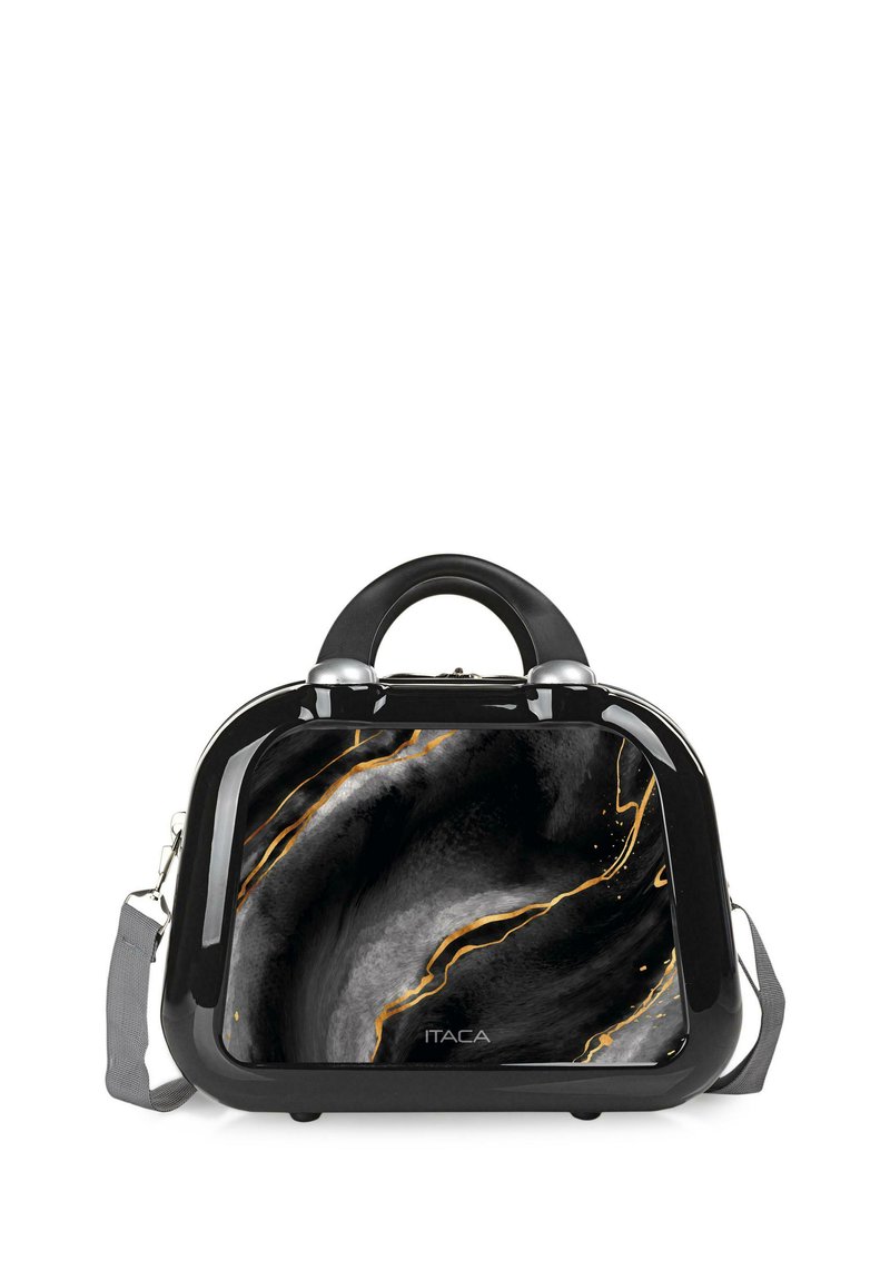 Bolso de mano negro brillante con un frente de patrón mármol que presenta acentos en gris y dorado, asa redondeada en la parte superior y correa de hombro gris desmontable.