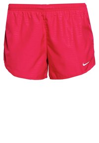 Shorts deportivos de color rosa brillante con cintura elástica y pequeño logo de Nike en blanco en la parte inferior derecha.