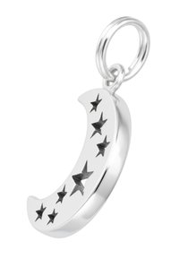 Ciondolo a forma di luna crescente argentata con accenti di stelle nere. Presenta una superficie lucida e un anello per l'attacco. Misura circa 3 cm di lunghezza.