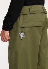 Olivgrüne Cargo-Hose mit einer aufgesetzten Tasche und gesticktem Stern-Detail. Hergestellt aus strapazierfähigem Stoff und mit geradem Bein-Design.