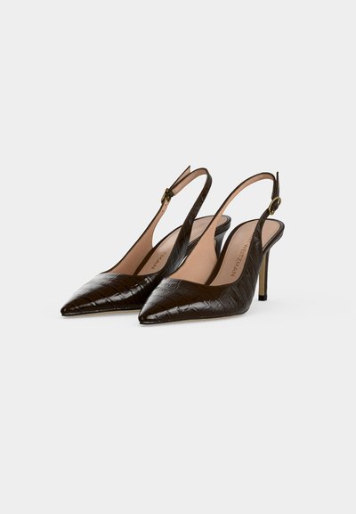Escarpins slingback en cuir embossé effet croco marron foncé avec bouts pointus et brides à boucle dorée sur fond blanc.
