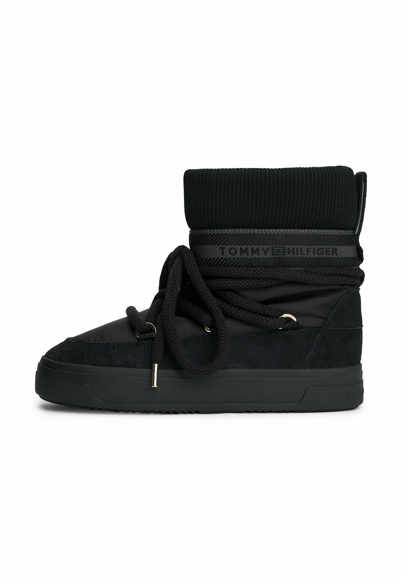 Sort mid-top sneaker lavet af ruskind og tekstil, med en ribbet kant og tykke snørebånd, med gyldne detaljer og en flad gummisål.