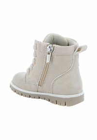 Stivale alla caviglia beige con una morbida texture in suede, collo imbottito, lacci frontali e cerniera laterale. Suola in gomma testurizzata con battistrada a motivo.