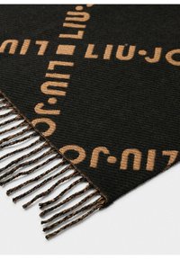Sciarpa nera intrecciata con un motivo a logo marrone ripetuto, rifinita con frange testurizzate lungo un bordo.