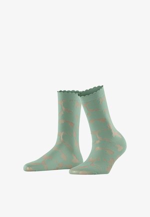 Para zielono-beżowych skarpetek do połowy łydki w kamuflażowy wzór, z falistymi ściągaczami, ustawionych pionowo na białym tle.