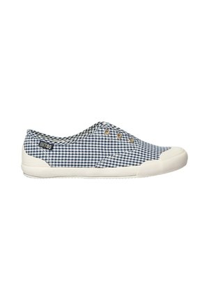 Chaussure slip-on à carreaux bleus et blancs avec semelle en caoutchouc blanche et embout, trois œillets métalliques et une petite étiquette noire avec logo sur le côté.