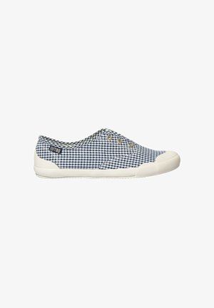 Chaussure slip-on à carreaux bleus et blancs avec semelle en caoutchouc blanche et embout, trois œillets métalliques et une petite étiquette noire avec logo sur le côté.