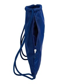 Niebieski plecak na sznurki z otwartą na części zewnętrzną kieszenią na zamek, która odsłania niebieskie sznurki i lekki materiał konstrukcyjny.