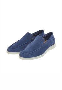 Blå mocka slip-on skor med en slät yta, rund tå och kontrasterande vit gummisula. Har en minimalistisk design.