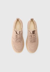 Sneakers in suede color beige chiaro, con punta tonda, design con lacci e suola in gomma a contrasto. Presentano un piccolo tallone e una parte superiore testurizzata.