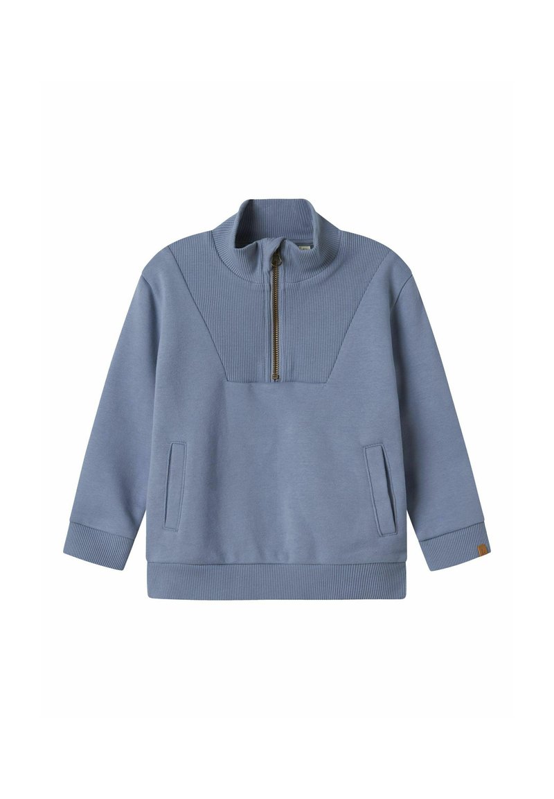 Blå sweatshirt med hög krage, dragkedja vid halsen, ribbat mönster på axlarna och sidofickor. Har en enhetlig färg och avslappnad passform.