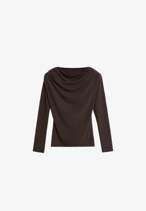 Top marrón de manga larga con escote drapeado, tejido suave y silueta ajustada. Sin patrones ni detalles visibles.