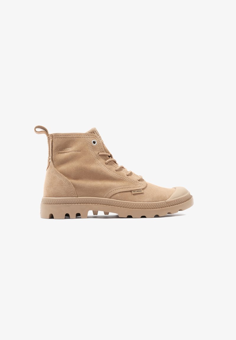 Botas de tobillo de ante beige con una puntera de goma, cordones redondos y una suela texturizada. Presenta un logo y una pestaña en el talón.