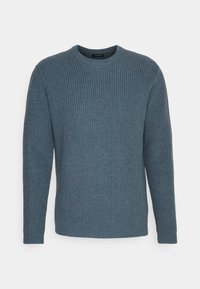 Pull en tricot côtelé bleu pour homme, avec col rond, manches longues et ourlet ajusté, présenté sur un fond blanc uni.