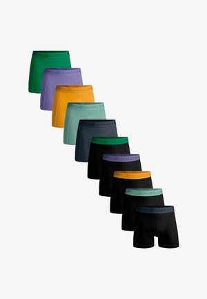 Boxershorts gerangschikt in een kleurverloop: groen, paars, oranje, blauw, zwart, met elastische banden waarop "MUCHACHO MALO" staat.