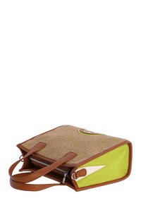Bolso de piel marrón y sintético verde con textura trenzada. Presenta un cierre con cremallera, doble asa y un diseño de acento abstracto.