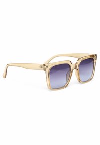Ochelari de soare transparenți, de culoare bej, supradimensionați, cu lentile gradient violet. Rame pătrate, cu brațe groase și o textură netedă.