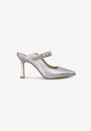 Scarpa slingback alta in pelle argentata con punta affusolata e cinturino decorato con strass sulla parte anteriore.