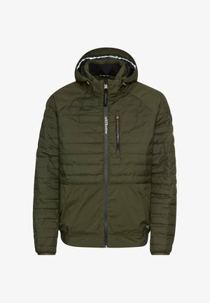 Olivgrüne isolierte Jacke mit einem Reißverschluss vorne, Kapuze und Seitentaschen. Merkmale sind die gesteppten Textur und das kontrastierende Innenfutter.