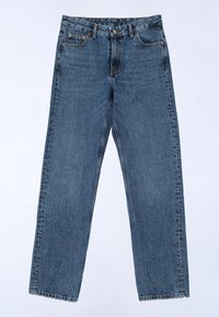 Jeans in denim blu con taglio dritto, dotati di zip con bottoni, design classico a cinque tasche e orli sfilacciati per un look informale.