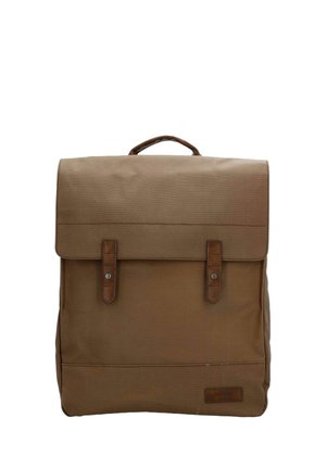 Brauner quadratischer Rucksack mit Tragegriff oben, Klappe, zwei vorderen Riemen mit Metallknöpfen und angenähtem Markenetikett in der unteren rechten Ecke.