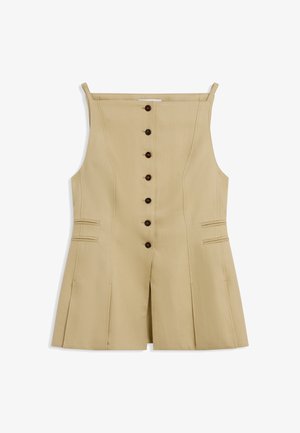 Beige mouwloze jurk met vierkante halslijn, knoopsluiting aan de voorkant, twee horizontale steekzakken en een centrale voorsplit.