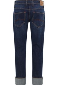Dunkelblaue Jeans aus Denim mit schmaler Passform, umgeschlagenen Säumen und Kontrastnähten. Sie haben zwei Gesäßtaschen mit dekorativen Nähten und einem Lederpatch.