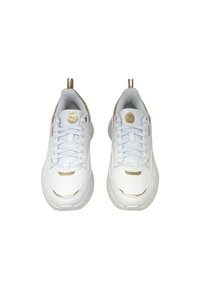 Zapatillas deportivas blancas de material sintético, con detalles en dorado en la punta y el lateral, diseño con cordones y una suela texturizada.