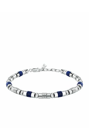 Bracciale in argento con perline in metallo lucido alternate a perline blu lapislazzulo, dotato di chiusura a gancio e design flessibile e curvato.
