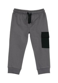 Pantalon de survêtement gris en tissu doux, doté d'une taille élastique avec un cordon de serrage, de poignets côtelés et d'une poche cargo noire sur le côté.
