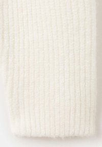 Rebrasta bela pletenina z mehko, teksturirano površino. Material izgleda topel in udoben z enotnim, ravnim vzorcem.