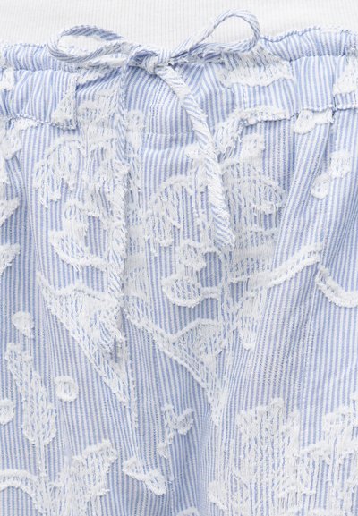 Υφάσμα με ανοιχτό γαλάζιο και άσπρες ρίγες, με λευκά κεντημένα ανθοδέσμια και δεμένο κορδόνι στην πάνω μέση.