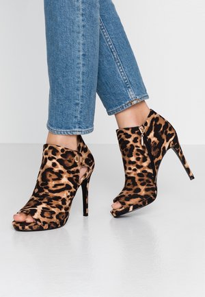 Bottines à talons hauts - brown