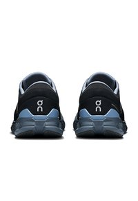 Czarne buty sportowe z siateczkowym cholewką, jasnoniebieskimi akcentami i teksturowaną gumową podeszwą. Zawierają logo na pięcie.