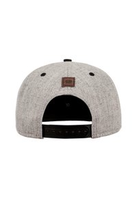 Szürke snapback sapka texturált anyagból, fekete állítható pánttal és barna bőrpöttyel, rajta a márka neve hátul.