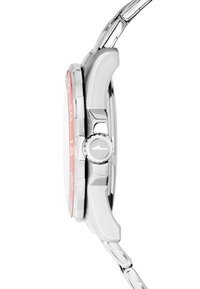 Silverfärgad metallklocka med rund boett, röda detaljer på ramen och en strukturerad krona. Slanka, polerade länkarmband reflekterar ljus.