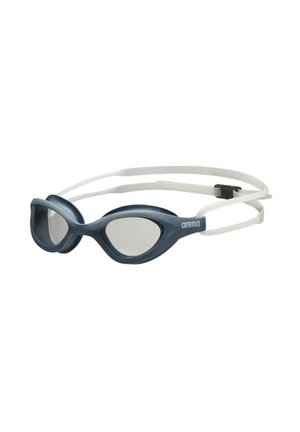 Gafas de natación de color gris oscuro con lentes transparentes y dobles correas blancas ajustables, con la marca "arena" en un lateral.