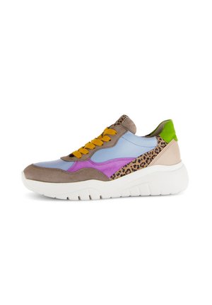 Kleurrijke sneakers met een mix van leer en suede materialen. Lichtblauwe, bruine en paarse panelen met luipaardprint en gele veters.
