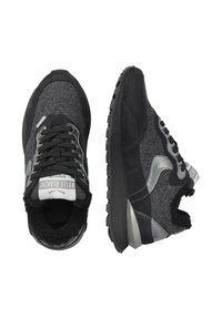 Un paio di sneakers nere e grigie con suole in gomma spesse, colli imbottiti e lacci, mostrate da viste dall'alto e di lato.