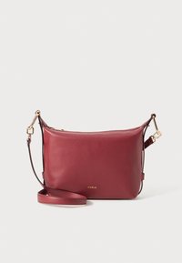 Borsa a tracolla in pelle bordeaux con una texture liscia, hardware color oro, tracolla regolabile e logo metallico sul fronte.