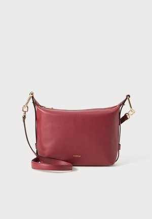 Sac en bandoulière en cuir bordeaux avec une texture lisse, quincaillerie dorée, sangle réglable et un logo en métal sur le devant.