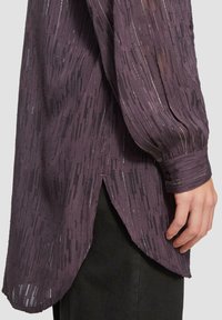 QS LEICHT TRANSPARENTE GLANZEFFEKTEN - Hemdbluse - aubergine