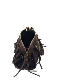 Sac à main en suede marron avec une fermeture éclair, des accessoires en métal doré et des accents à cordon. Présente des détails tressés et un intérieur ouvert.