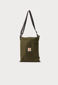 Prostokątna torba na ramię w kolorze oliwkowej zieleni z regulowanym czarnym paskiem i naszywką z logo Carhartt umieszczoną na środku z przodu.