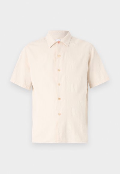 Camicia a maniche corte con bottoni di colore beige chiaro, realizzata in tessuto testurizzato, dotata di collo classico e sei bottoni chiari.