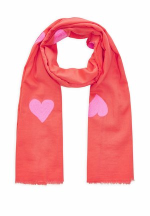 Korallrosa Schal mit Fransen am Ende, mit großen hellrosa Herzen auf dem Stoff bedruckt, oben locker aufgewickelt.