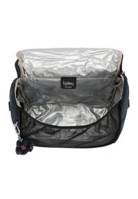 Borsa Navy Kipling con interno argento; presenta una tasca in rete e un accento di portachiavi peloso. Chiusura con zip, tessuto morbido e design compatto.