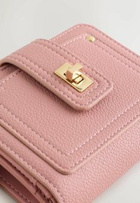 Portofel texturat roz cu un clasp aurit, având accente cusute și o finisare netedă. Design compact cu un capac pliabil.